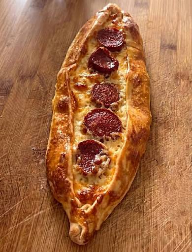 Sucuklu Kaşarlı Pide